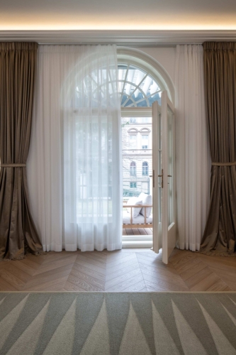 Luxusní interiér s závěsy Houlès Paris v bytě v Praze