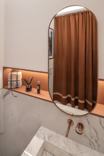 Okenní dekorace v koupelně v luxusním bytě v Praze